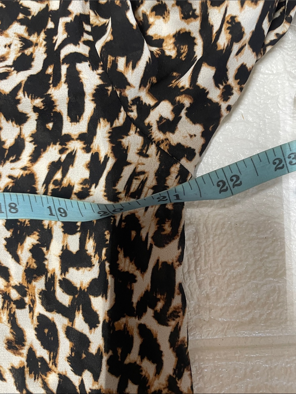 a.n.a. Leopard Animal Print V-Neck Blouse Roll Tab Sleeve M - Picture 8 of 9